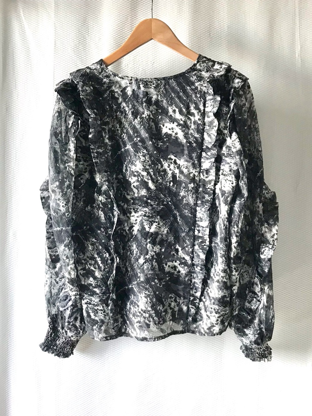 NWT KAFFE Ruffle Cascade V-Neck Semi Sheer Blouse 8 Black Grey White Abstract - Picture 4 of 12